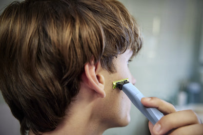 Philips OneBlade QP1324/20 First Shave – Trimmer & Shaver për Fillestarë me Anti-Friction Blade, Wet & Dry, Rechargeable